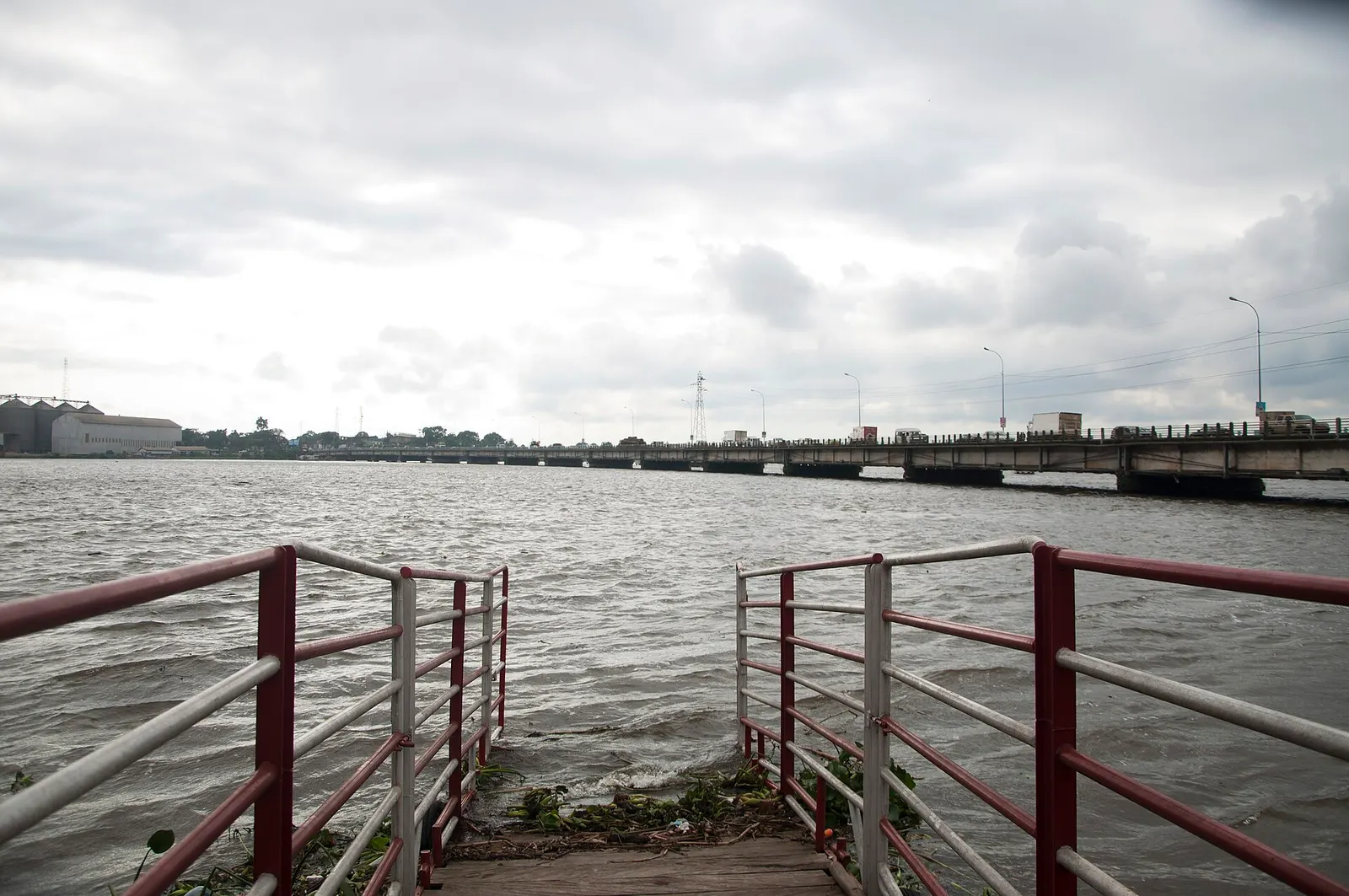 Pont et infrastructures au bord de l’eau